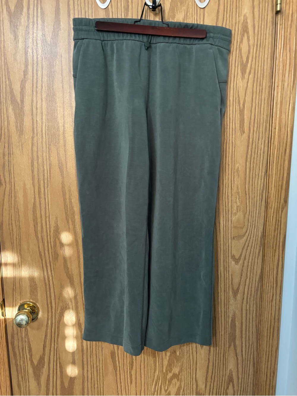 Lululemon Softstreme High-Rise Straight-Legged Cropped Pants